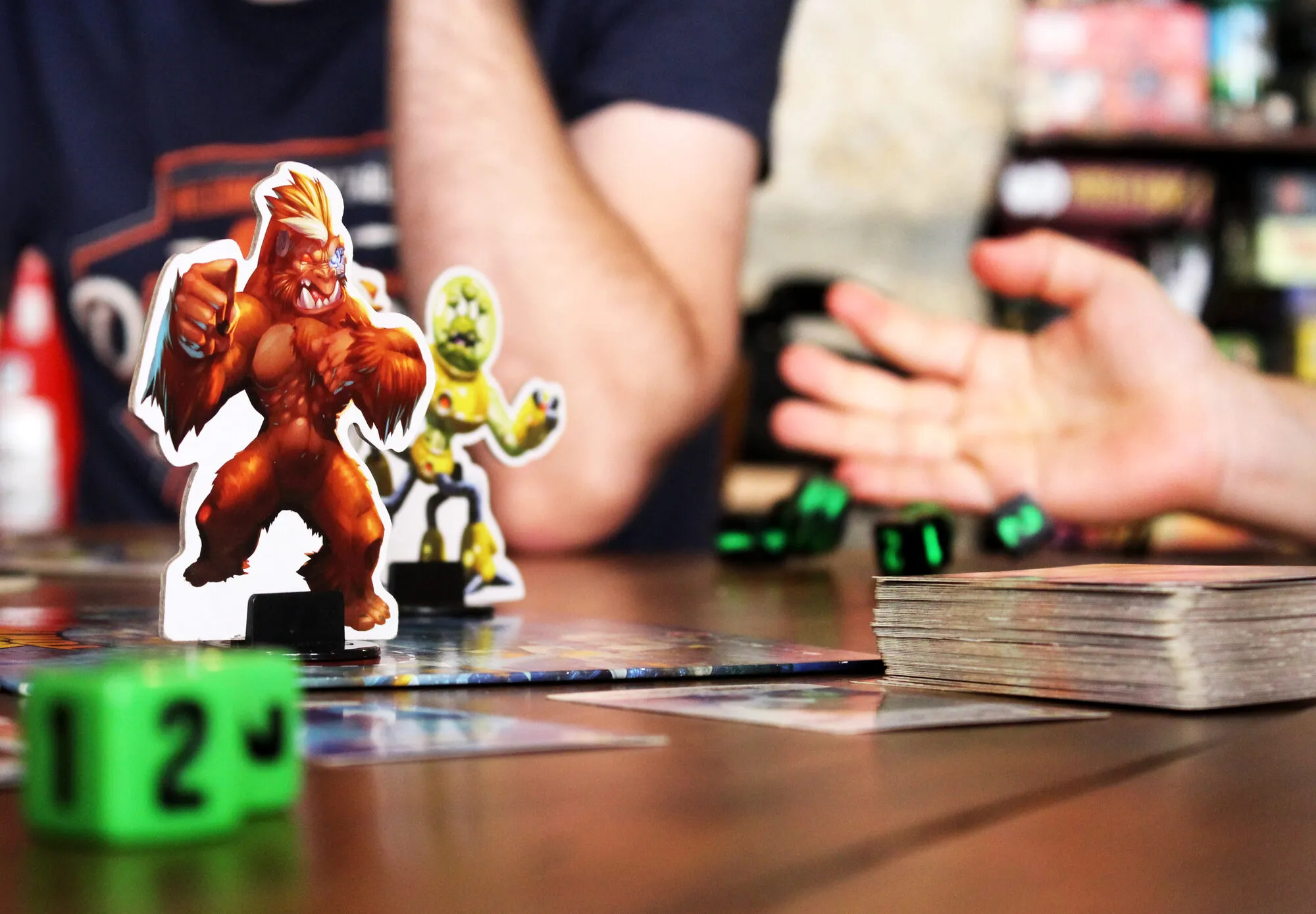 Figurines et verres sur une table de jeu