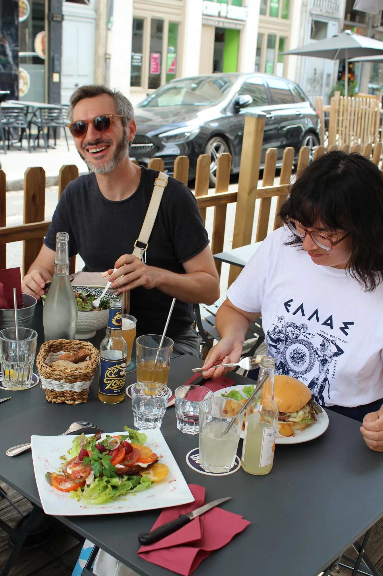 Un déjeuner en terrasse rue de Créqui, burger et salade de saison