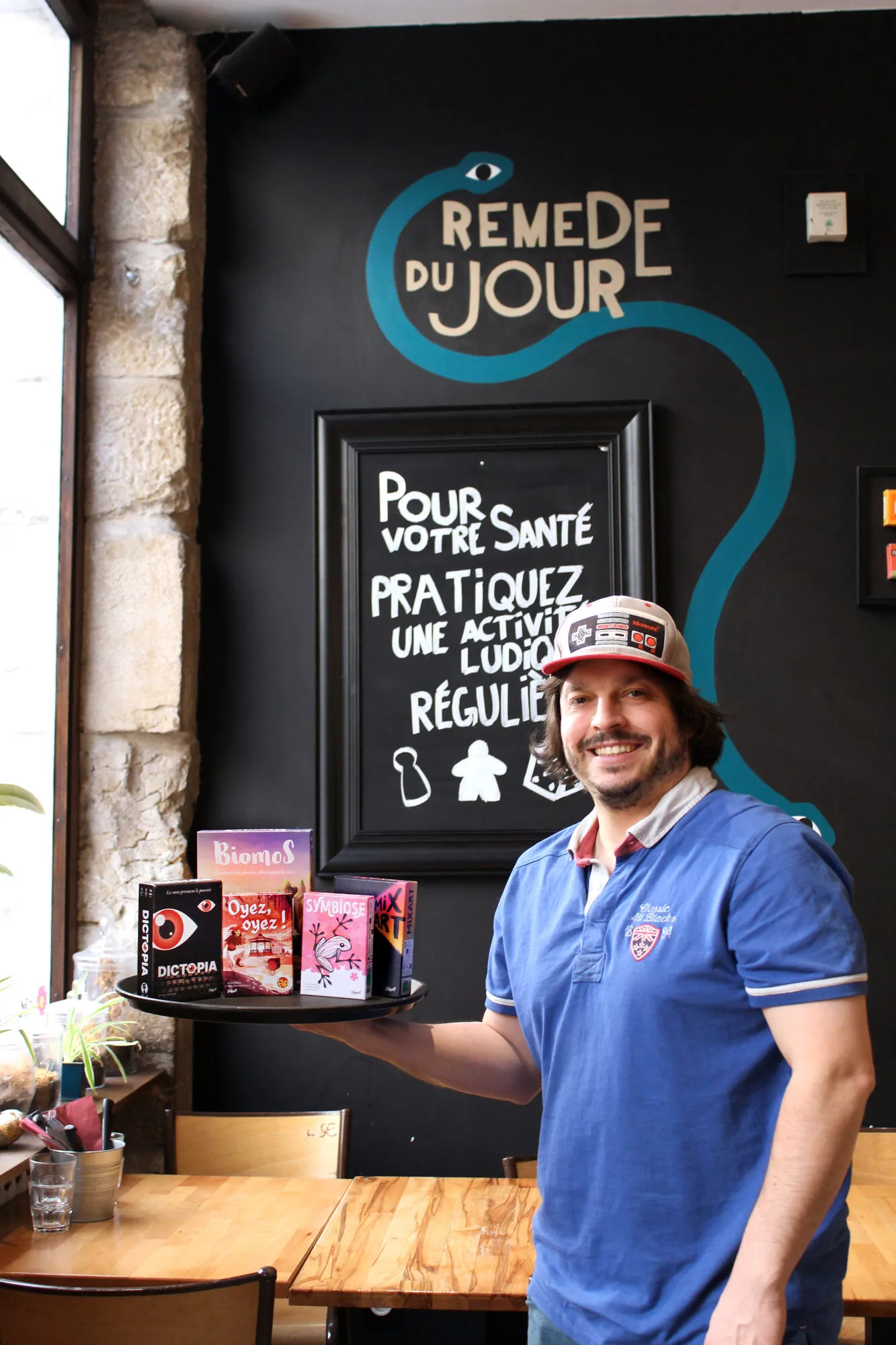 La fresque « Remède du jour » et un membre de l'équipe de La Pharmacie