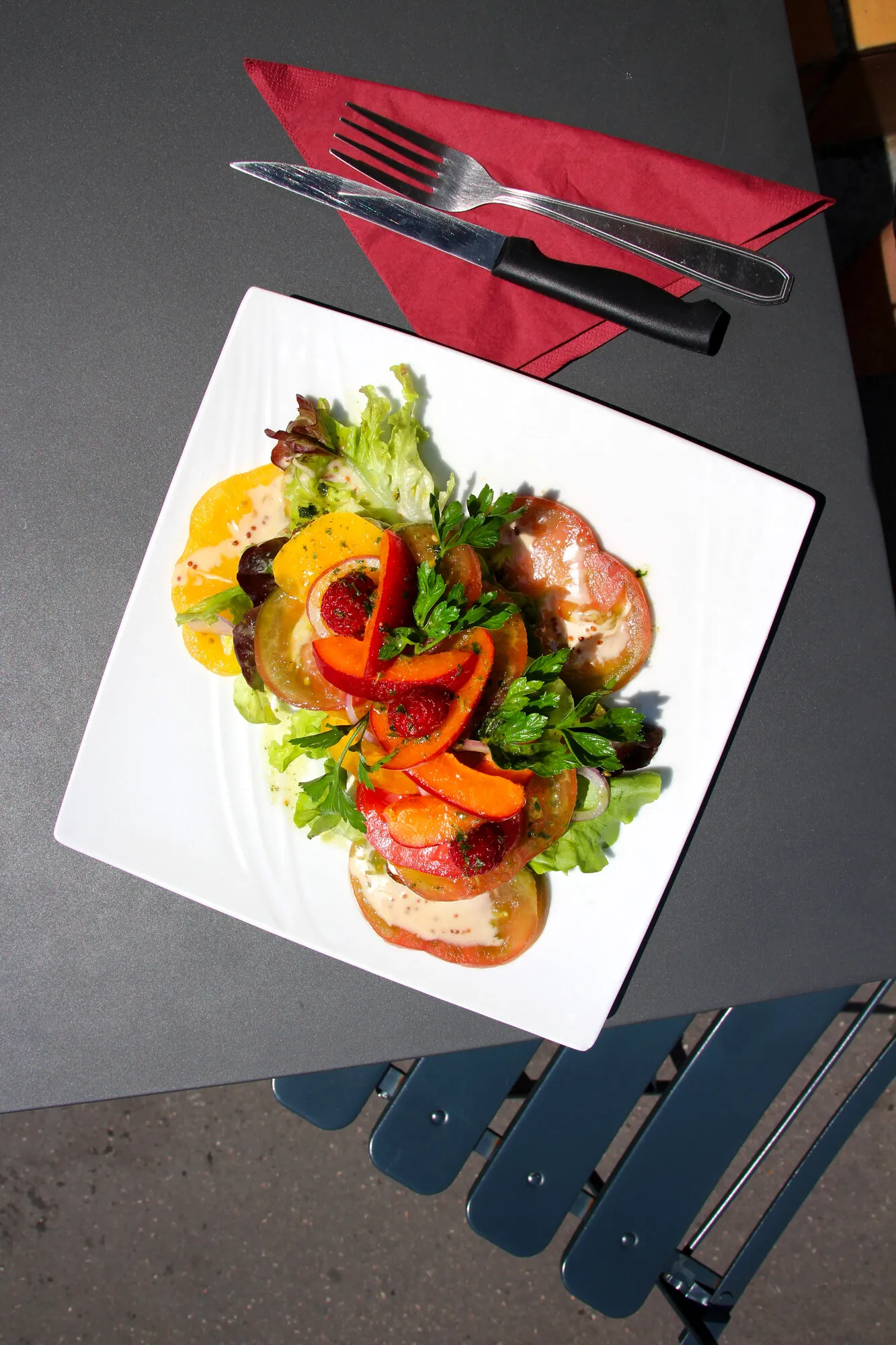 Une salade de saison servie en terrasse