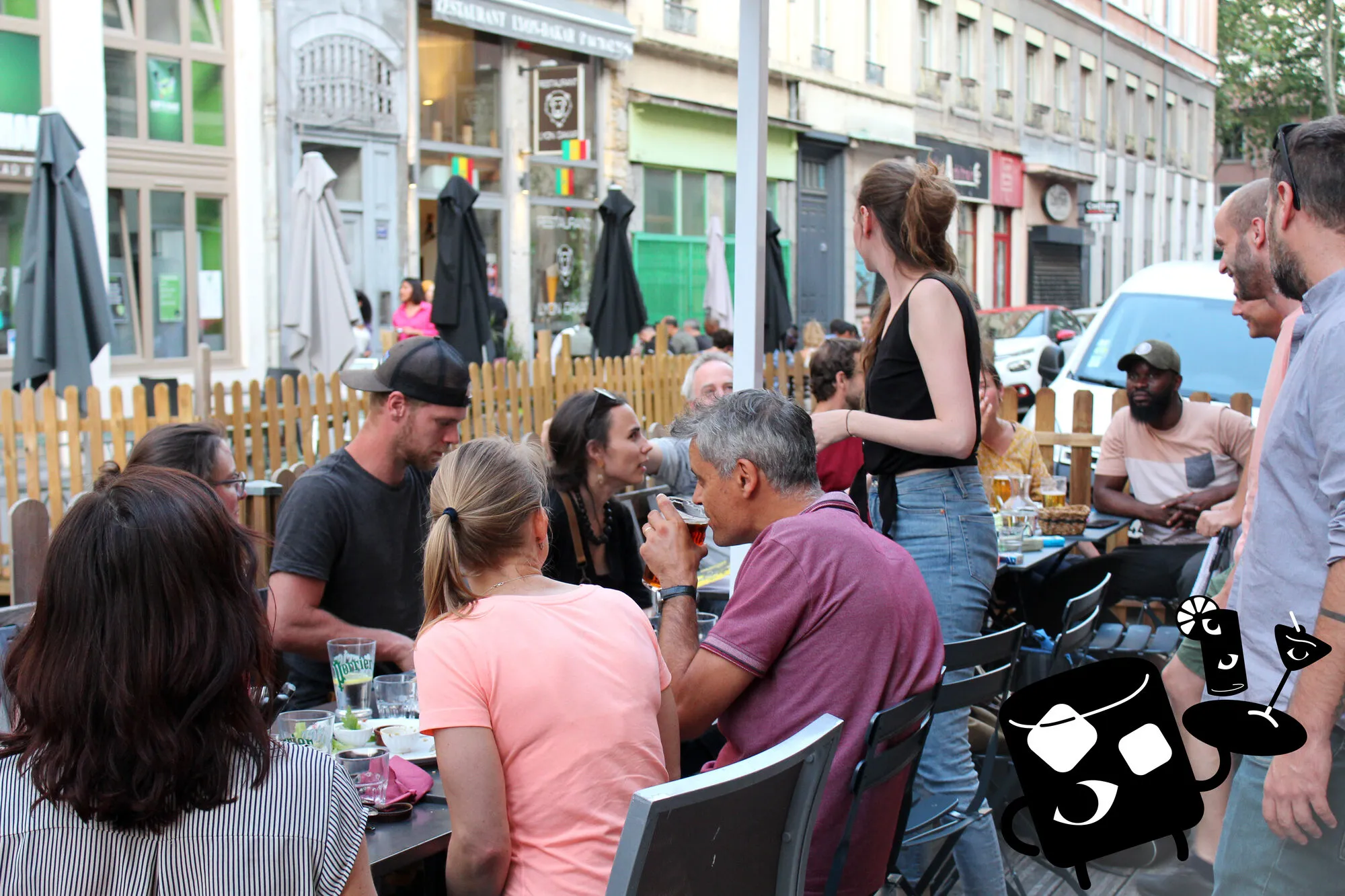 La terrasse rue de Créqui un soir d'été